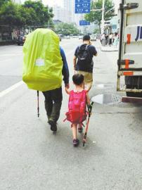 4岁女孩将随父徒步挑战川藏线2.jpg