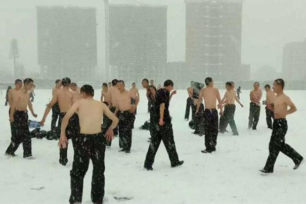 河南高校学生冒雪赤膊训练 网友称是该校的传统_副本.jpg