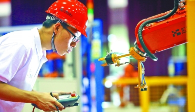 2018全国职业院校技能大赛天津赛区，一名选手正在参加高职组工业机器人技术应用项目比赛。新华社发